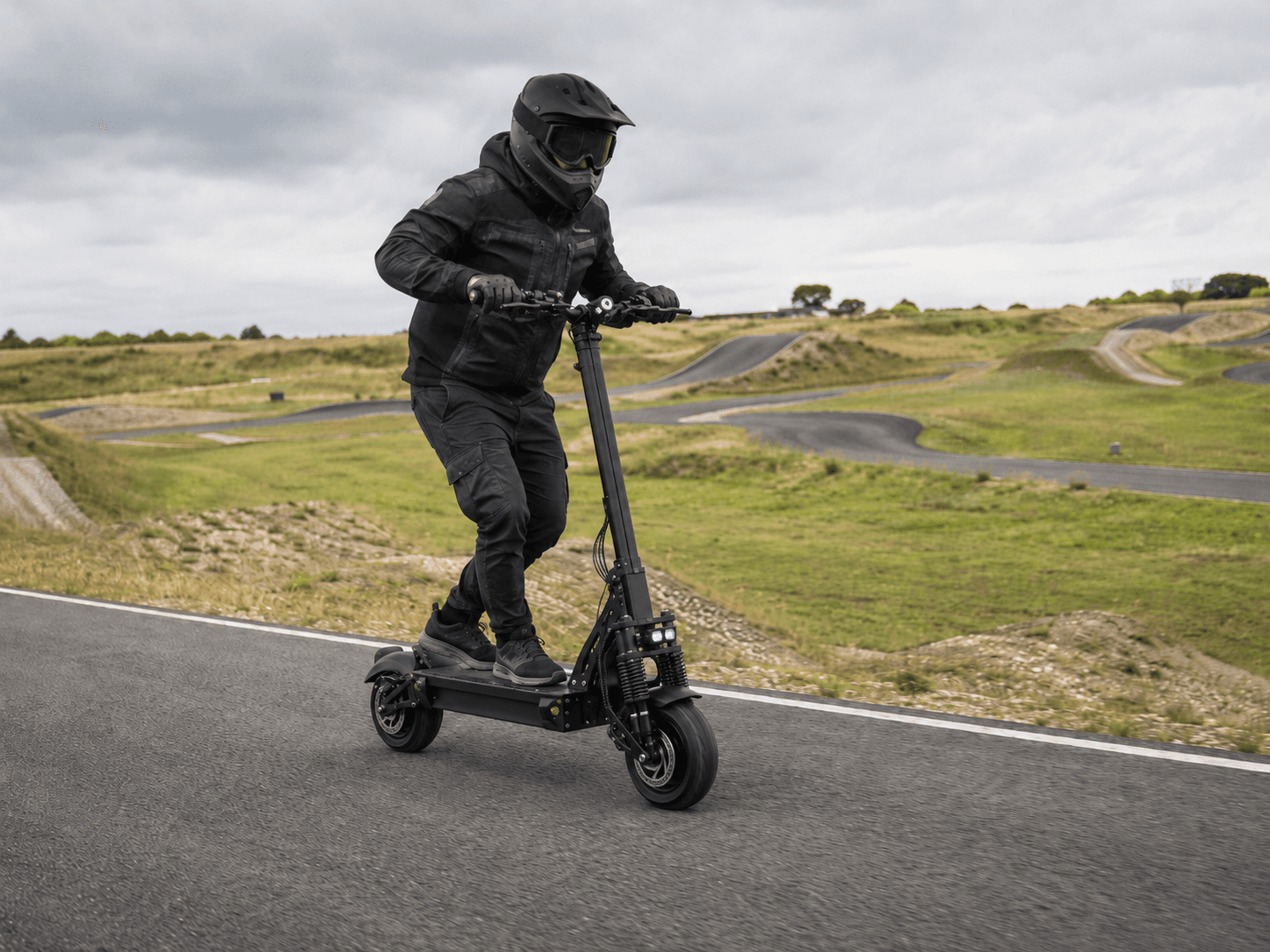 Fahrer testet einen High-End-E-Scooter auf einer vielseitigen Teststrecke